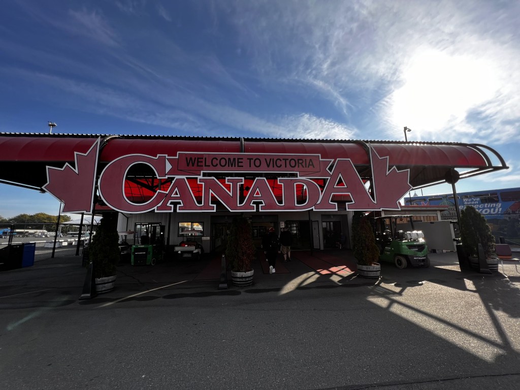 Welcome to Canada sign